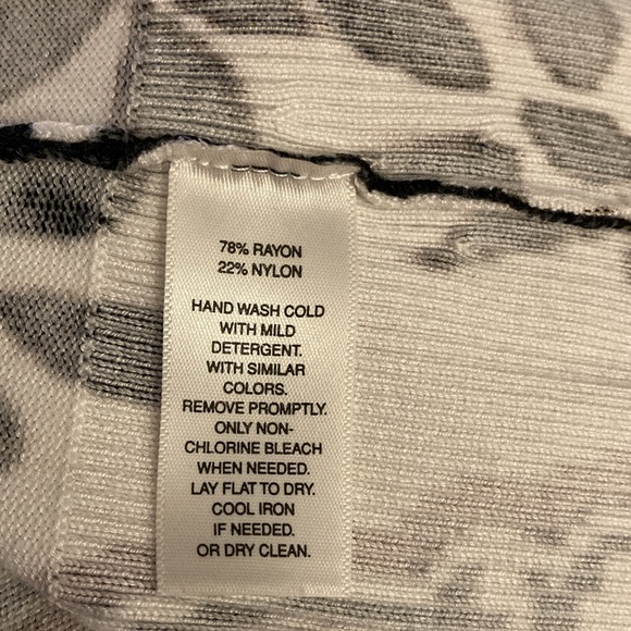 NWOT - White House Black Market Floral Print Sleeveless Halter Top - Size M - Picture 5 of 16